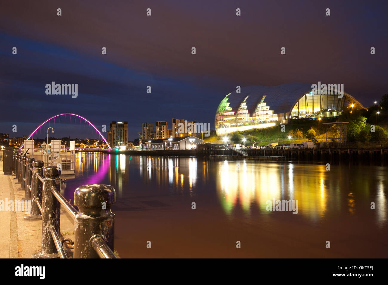 Il moderno Gateshead Millennium Bridge e centro di salvia presi da Newcastle Quayside, Tyne and Wear Foto Stock