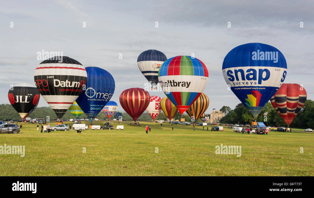 Un inizio di mattina salita di massa di palloncini deriva su Downs in Bristol. Foto Stock