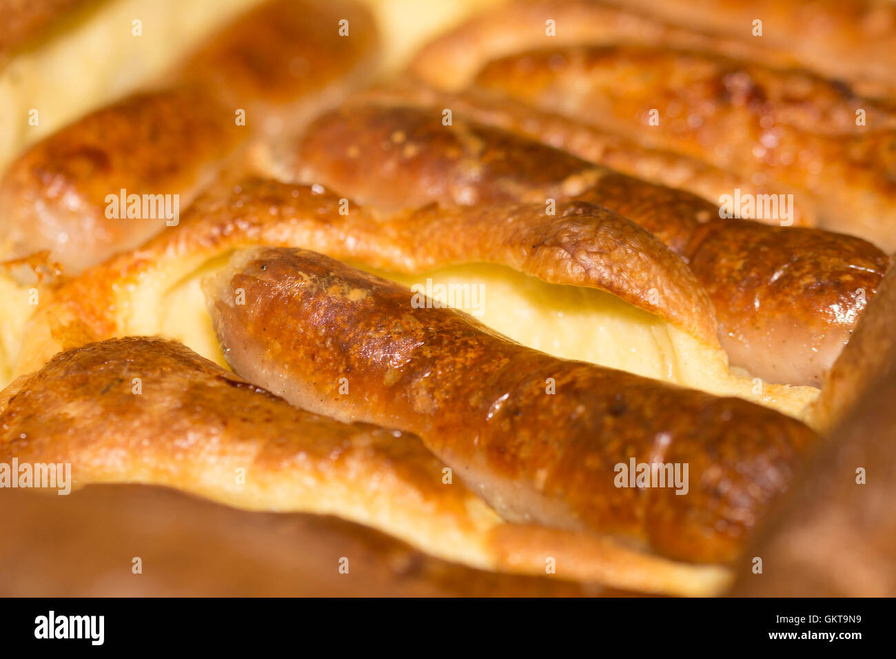 Bel colpo di un tradizionale rospo britannico-nel-foro pasto di salsiccia con Yorkshire pudding Foto Stock