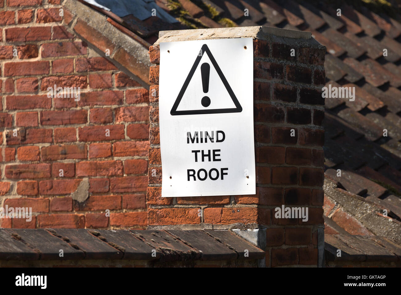 Insolito road sign.NORFOLK REGNO UNITO 'Mind sul tetto' Foto Stock