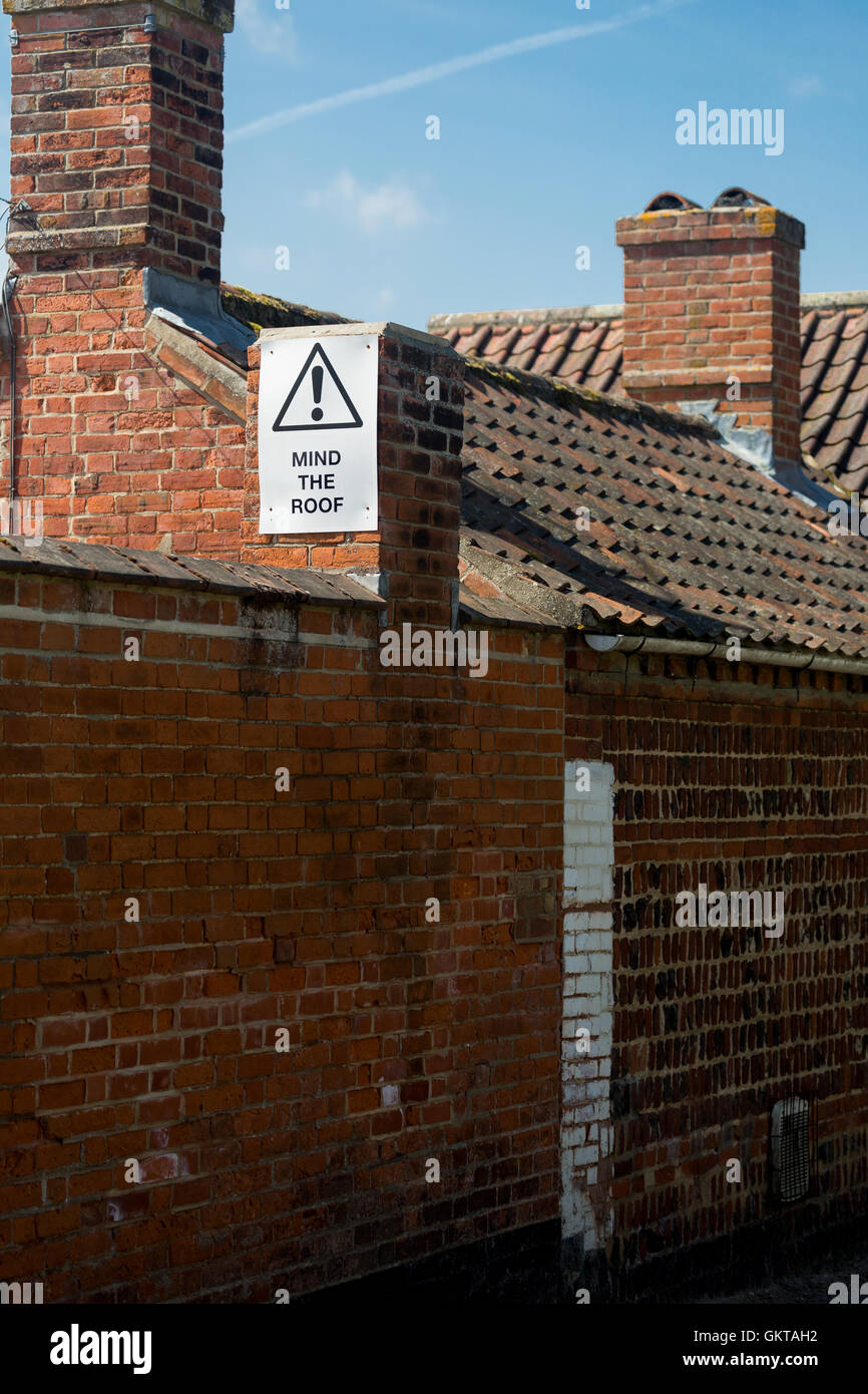 Insolito road sign.NORFOLK REGNO UNITO 'Mind sul tetto' Foto Stock