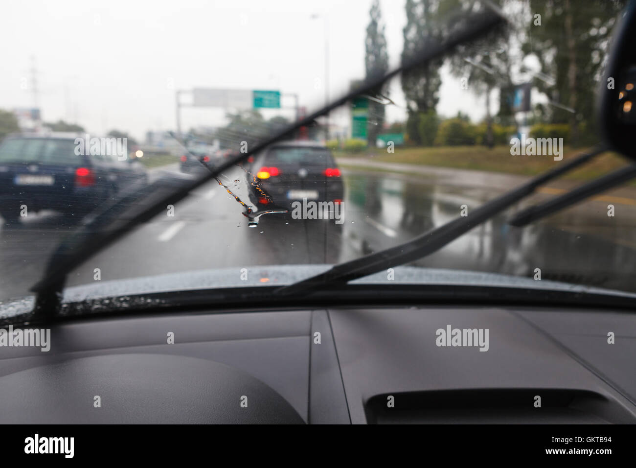 Cattive condizioni meteorologiche alla guida di una vettura in ingorghi di traffico - vista offuscata Foto Stock