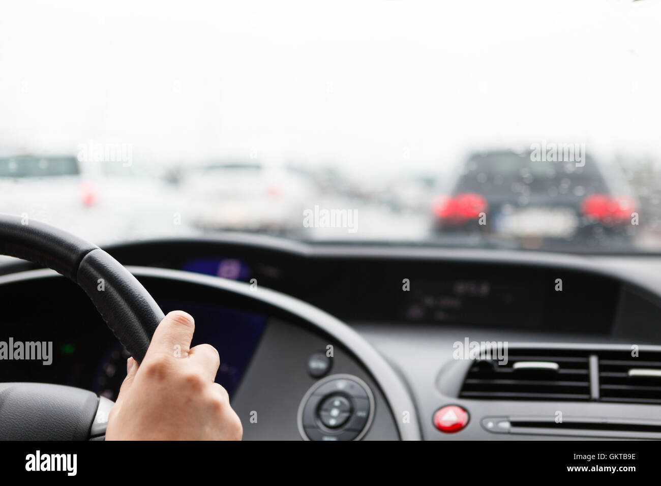 Alla guida di una vettura e le mani sul volante Foto Stock