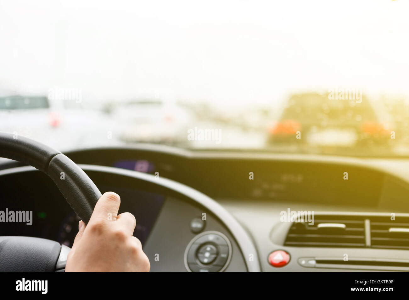 Alla guida di una vettura e le mani sul volante Foto Stock