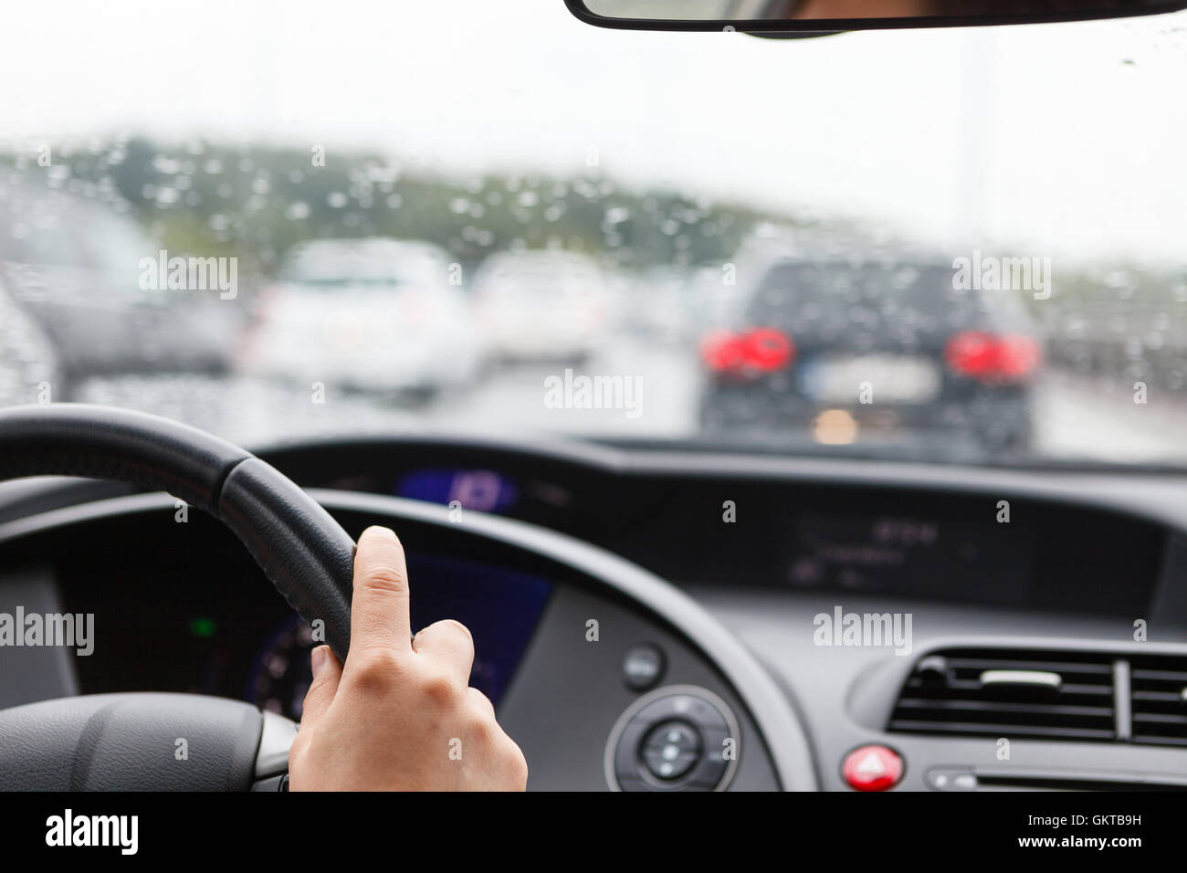 Alla guida di una vettura e le mani sul volante Foto Stock