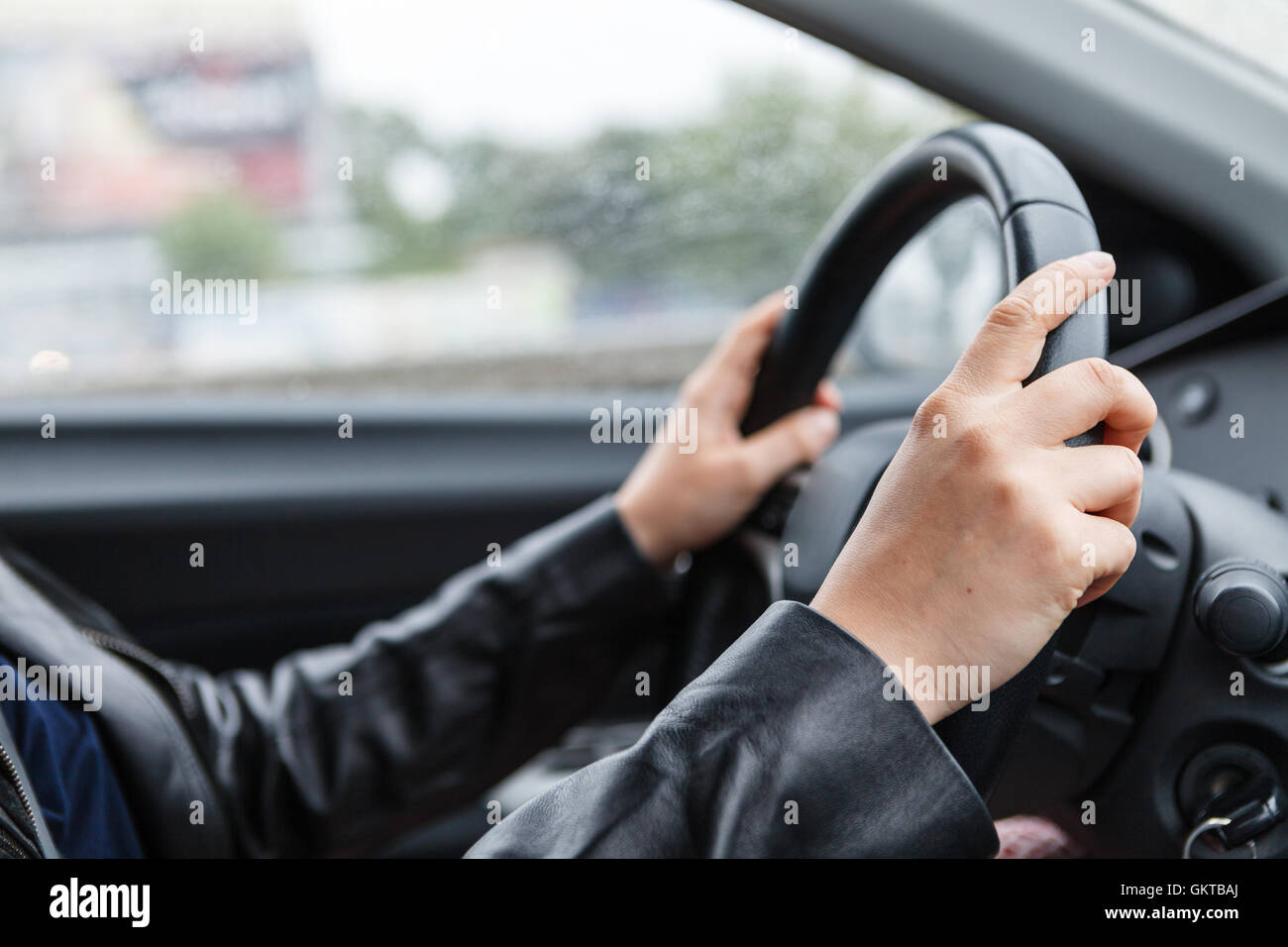 Donna alla guida di una vettura e le mani sul volante Foto Stock