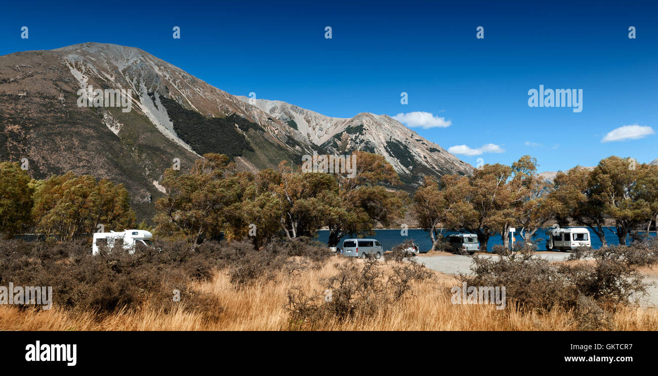 I campeggiatori al Lago di Pearson / Moana Rua Wildlife Refuge situato nel Craigieburn Forest Park nella regione di Canterbury, Isola del Sud della Nuova Foto Stock