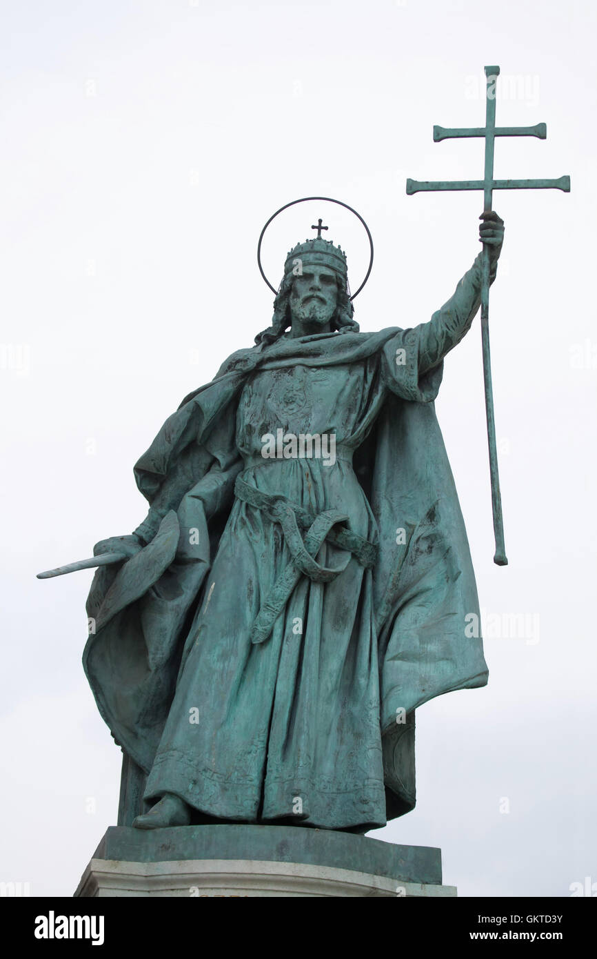 Il re Stefano I di Ungheria. Statua di scultore ungherese Gyorgy Zala sul millennio monumento nella piazza degli Eroi in Budapest, Ungheria. Foto Stock