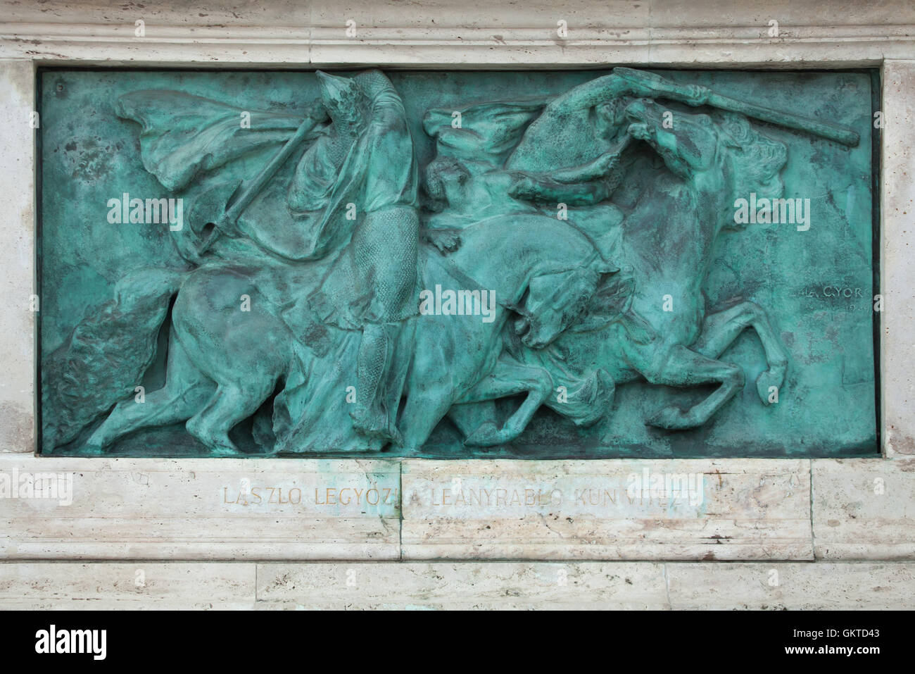 Il re Ladislao I d'Ungheria recupera una cameriera da un guerriero Cumanian. Rilievo bronzeo da scultore ungherese Gyorgy Zala sul millennio monumento nella piazza degli Eroi in Budapest, Ungheria. Foto Stock