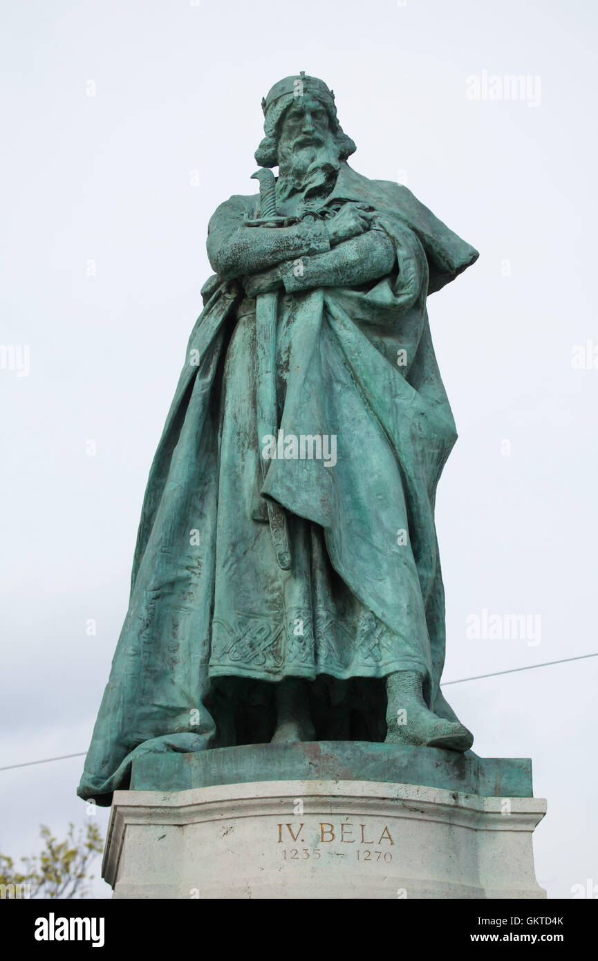 Il re Bela IV di Ungheria. Statua di scultore ungherese Gyorgy Zala sul millennio monumento nella piazza degli Eroi in Budapest, Ungheria. Foto Stock
