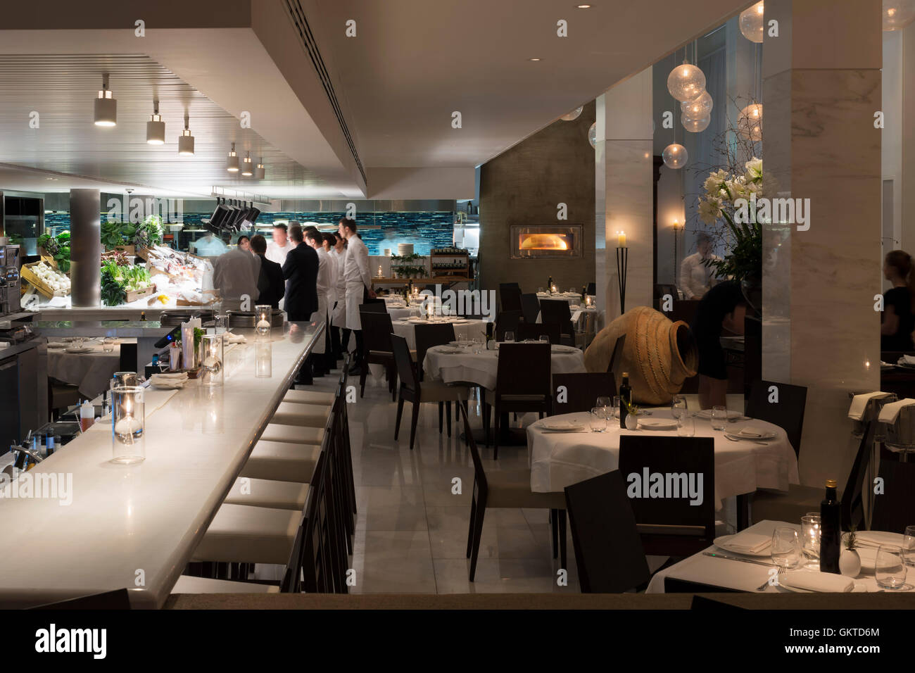Vista interna del piano terra zona bar. Milos, Londra, Regno Unito. Architetto: Alain Carle con DPA illuminazione, 2016. Foto Stock