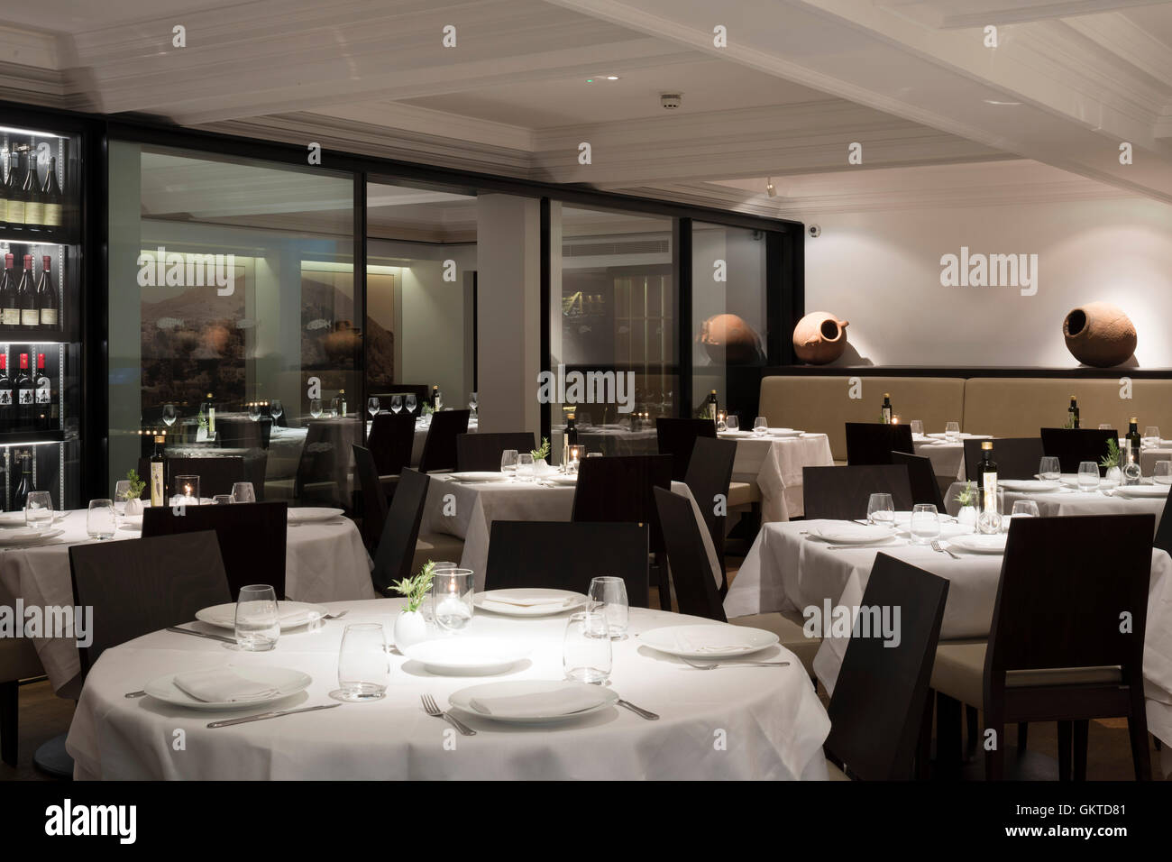 Vista interna del piano rialzato posti a sedere. Milos, Londra, Regno Unito. Architetto: Alain Carle con DPA illuminazione, 2016. Foto Stock