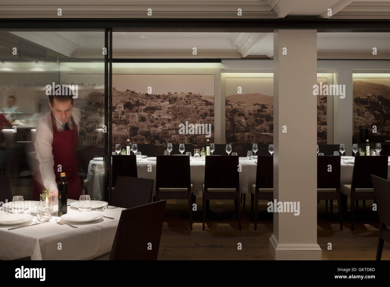 Vista interna del piano rialzato posti a sedere e sale da pranzo private. Milos, Londra, Regno Unito. Architetto: Alain Carle con DPA illuminazione, 2016. Foto Stock