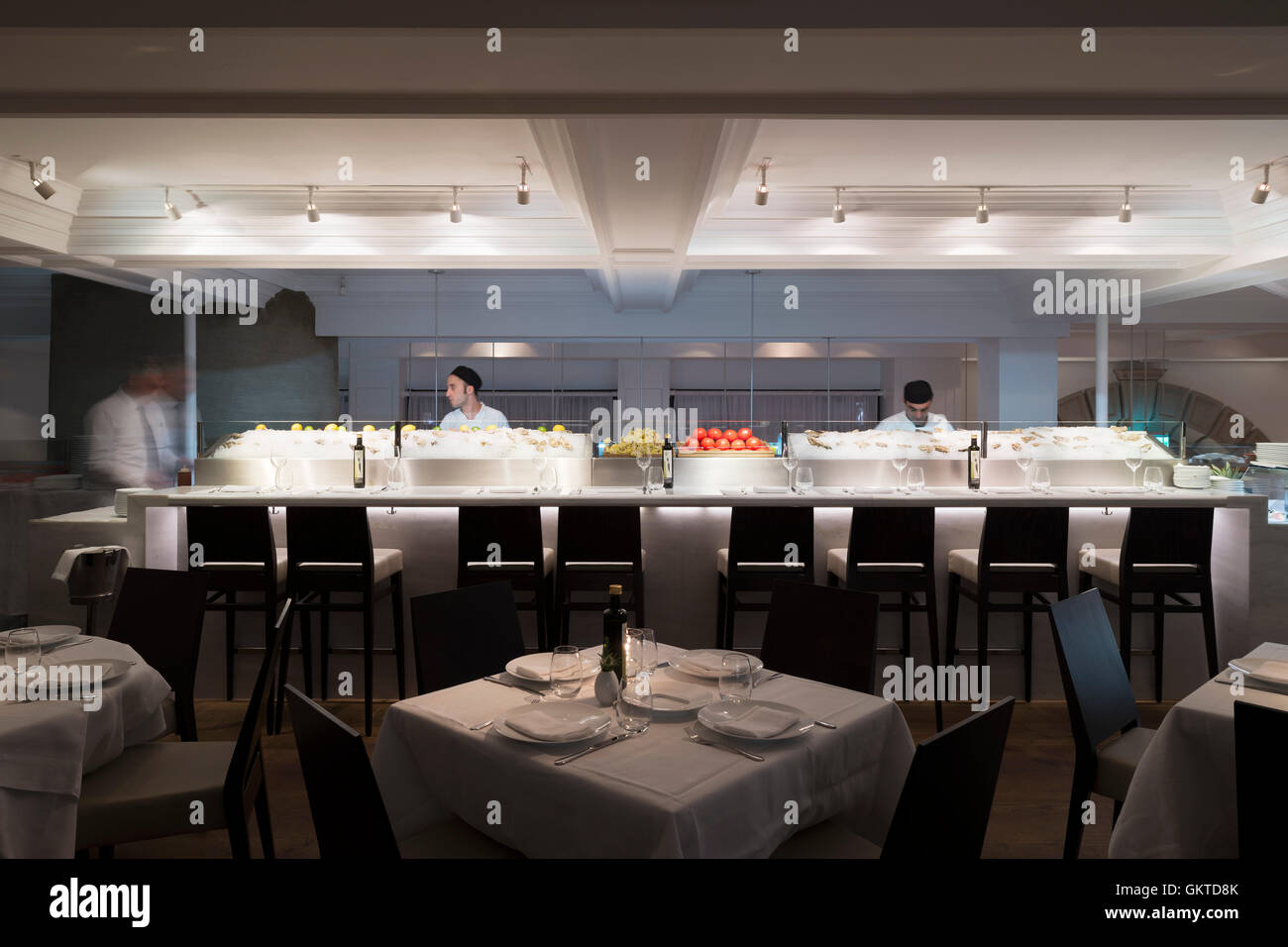 Vista interna del mezzanino contatore di pesce. Milos, Londra, Regno Unito. Architetto: Alain Carle con DPA illuminazione, 2016. Foto Stock
