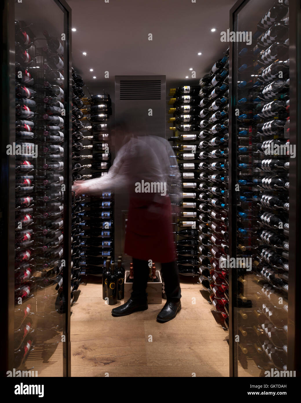 Vista interna della cantina. Milos, Londra, Regno Unito. Architetto: Alain Carle con DPA illuminazione, 2016. Foto Stock