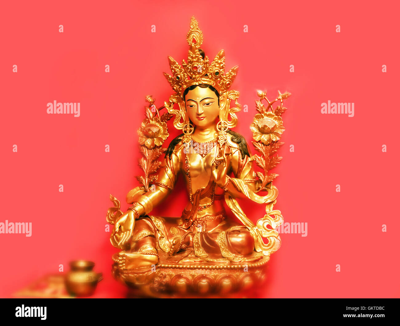 Piacevole statuetta d'oro della dea Tara dal Nepal Foto Stock