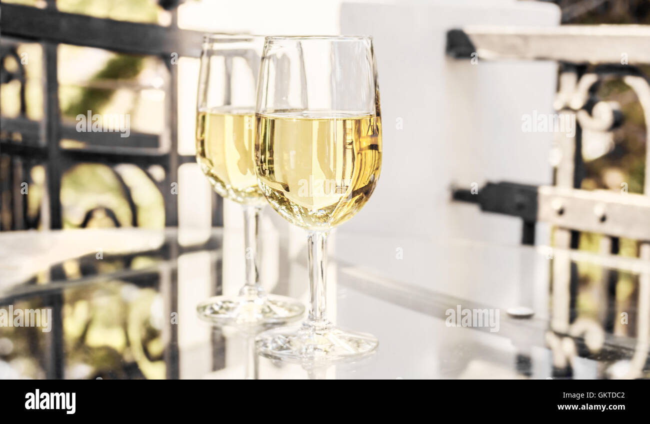 Due bicchieri di vino bianco al giorno di sole Foto Stock