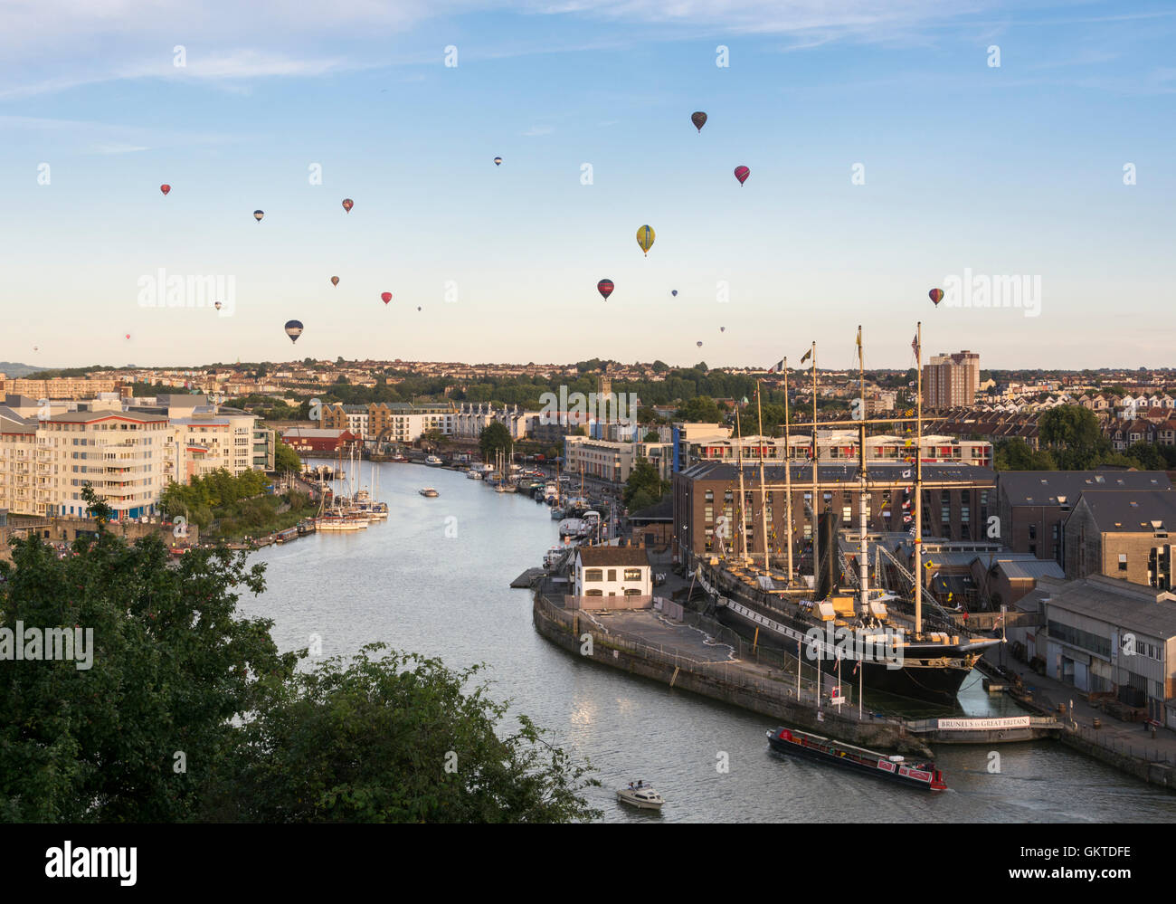 Vista sulla zona Harbourside, Bristol durante la Messa vespertina la salita dalla 38th annuale di Bristol International Balloon Fiesta Foto Stock