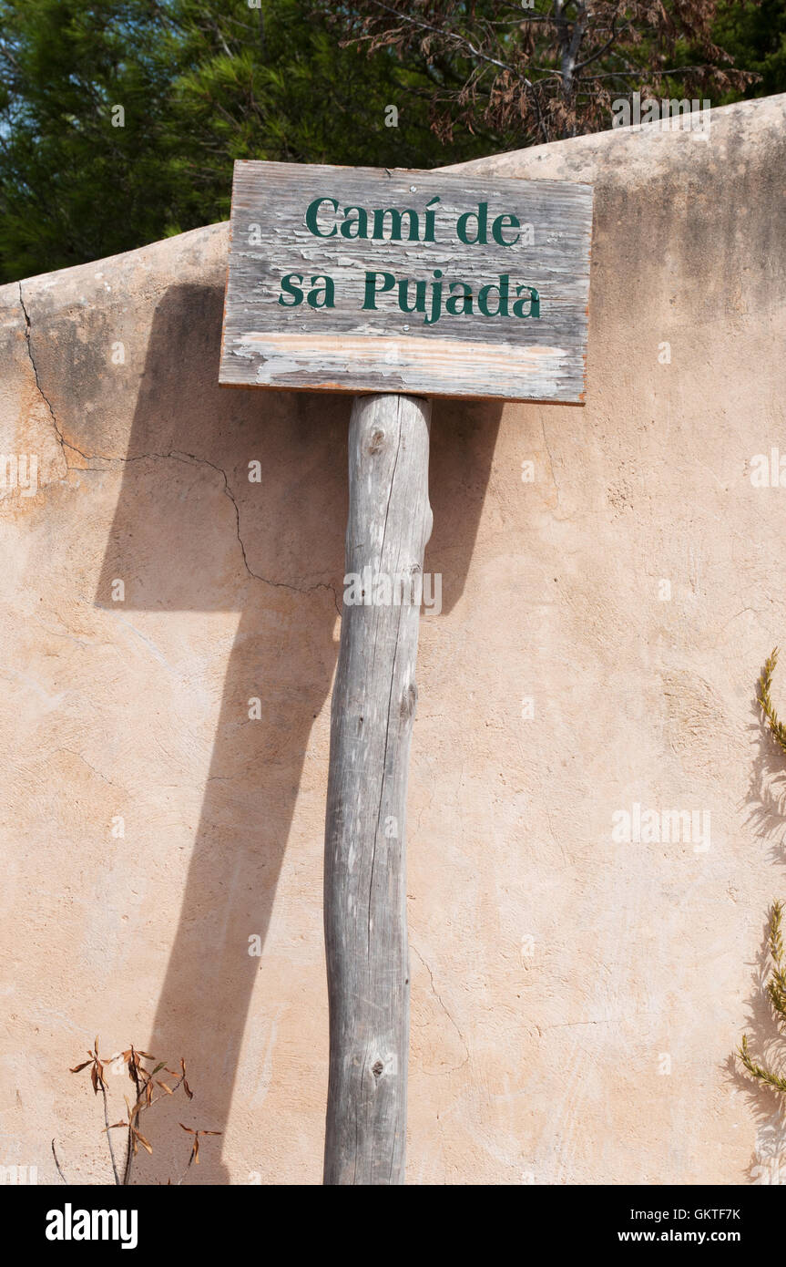 Formentera: il segno del Camino romano, o Cami de Sa Pujada, antica strada romana che portano da Es Calo di La Mola Foto Stock