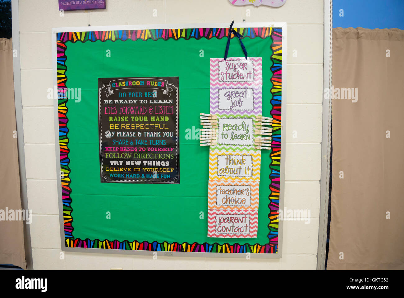 Classe pronto per l'inizio di un nuovo anno scolastico in prima accademia cristiana in alta Springs, in Florida. Foto Stock