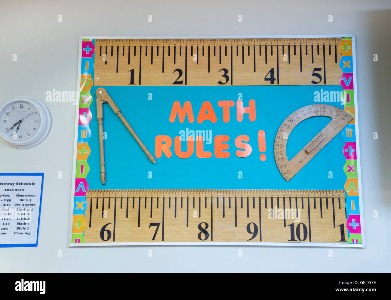 Classe pronto per l'inizio di un nuovo anno scolastico in prima accademia cristiana in alta Springs, in Florida. Foto Stock