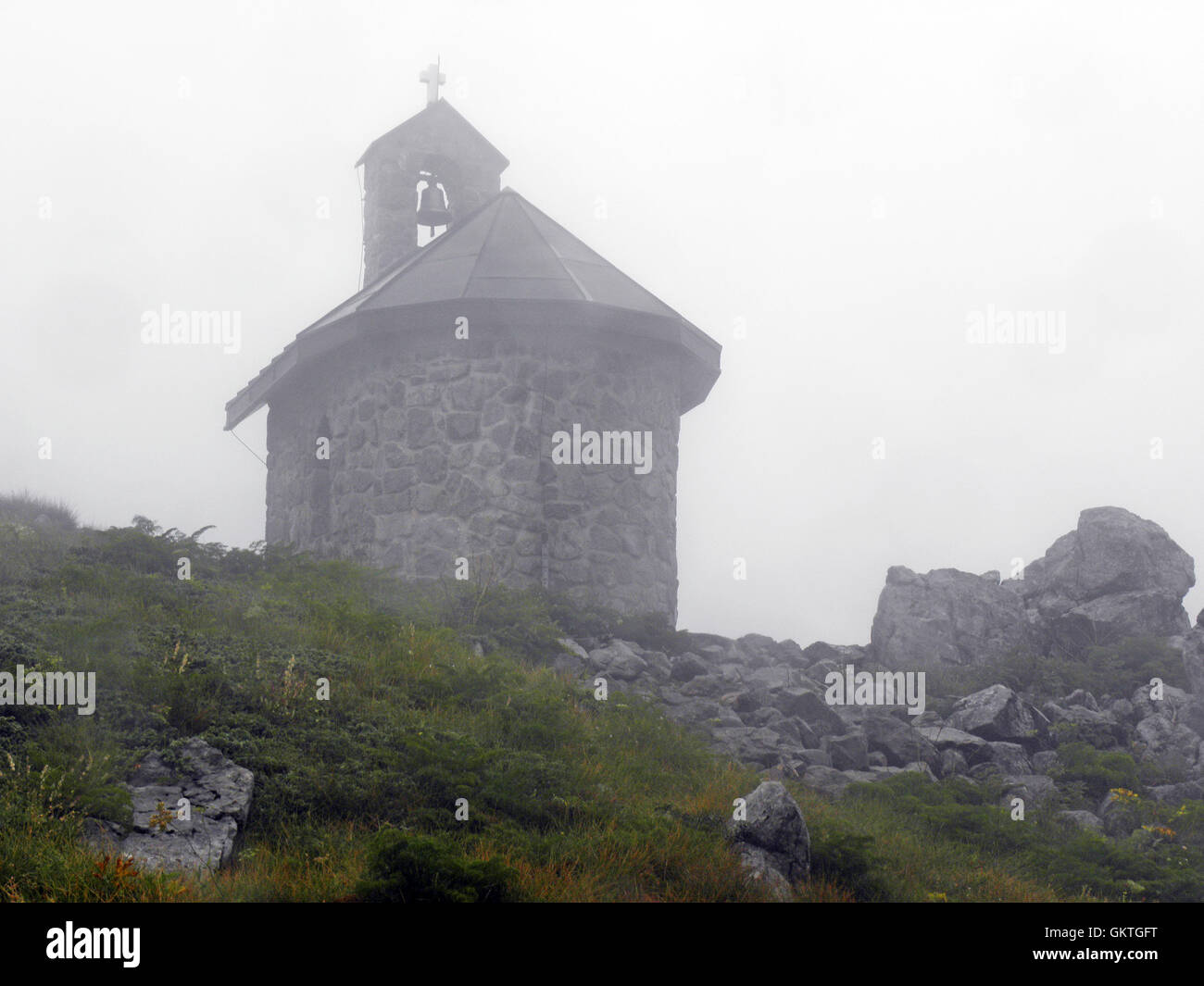 Zavizan,picco di montagna dalla nebbia estiva,croazia,l'Europa,10 Foto Stock