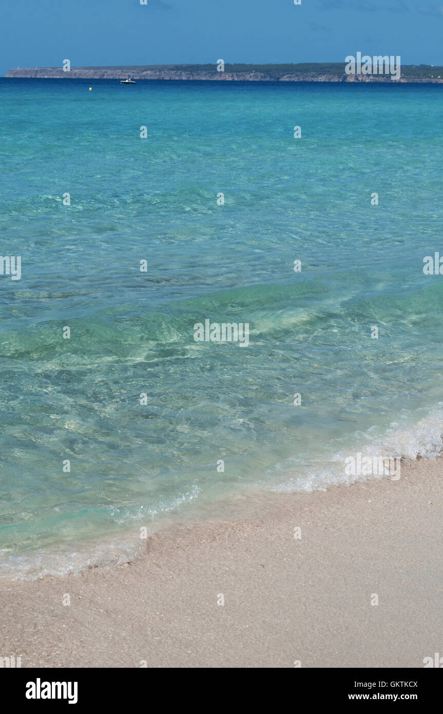 Formentera: vista di Platja de Migjorn beach, la spiaggia di mezzogiorno, è la spiaggia più grande dell'isola e si tratta di 6 chilometri di lunghezza Foto Stock