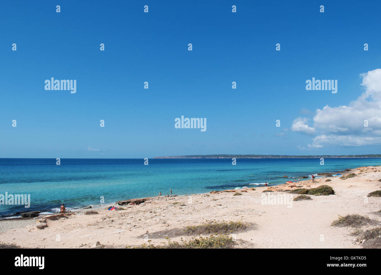 Formentera: vista di Platja de Migjorn beach, la spiaggia di mezzogiorno, è la spiaggia più grande dell'isola e si tratta di 6 chilometri di lunghezza Foto Stock