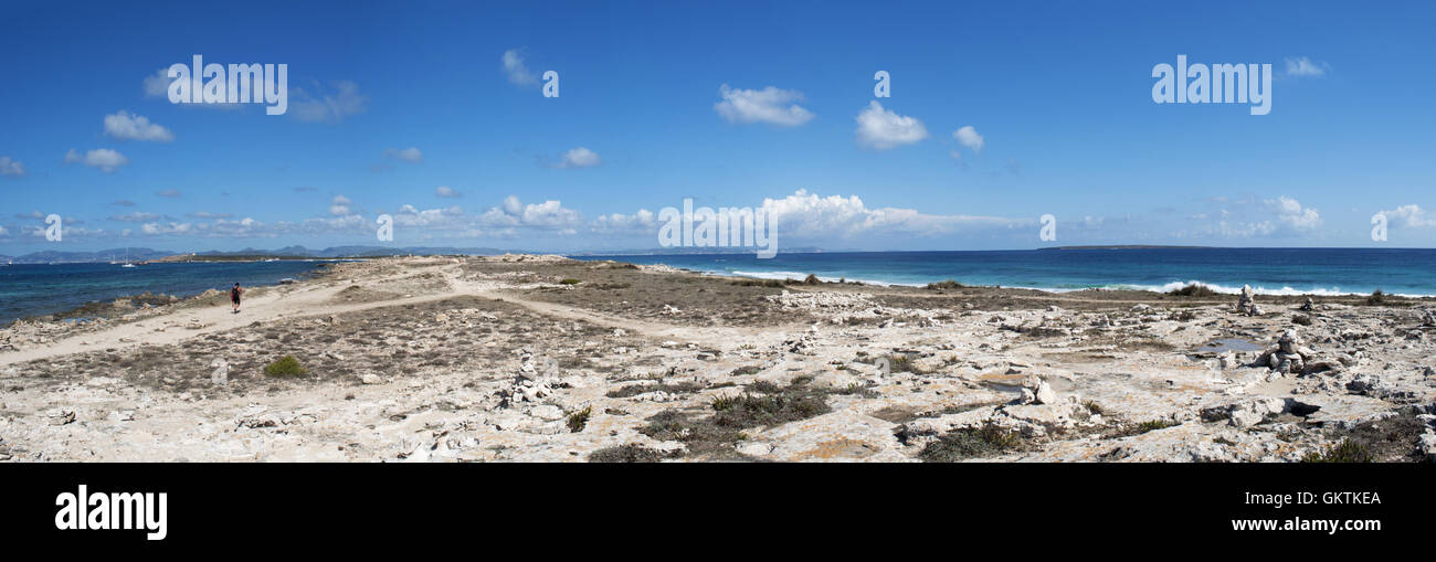 Formentera: Ses Illetes sulla sinistra e Llevant sulla destra, le spiagge sono divise da un istmo di sabbia Foto Stock