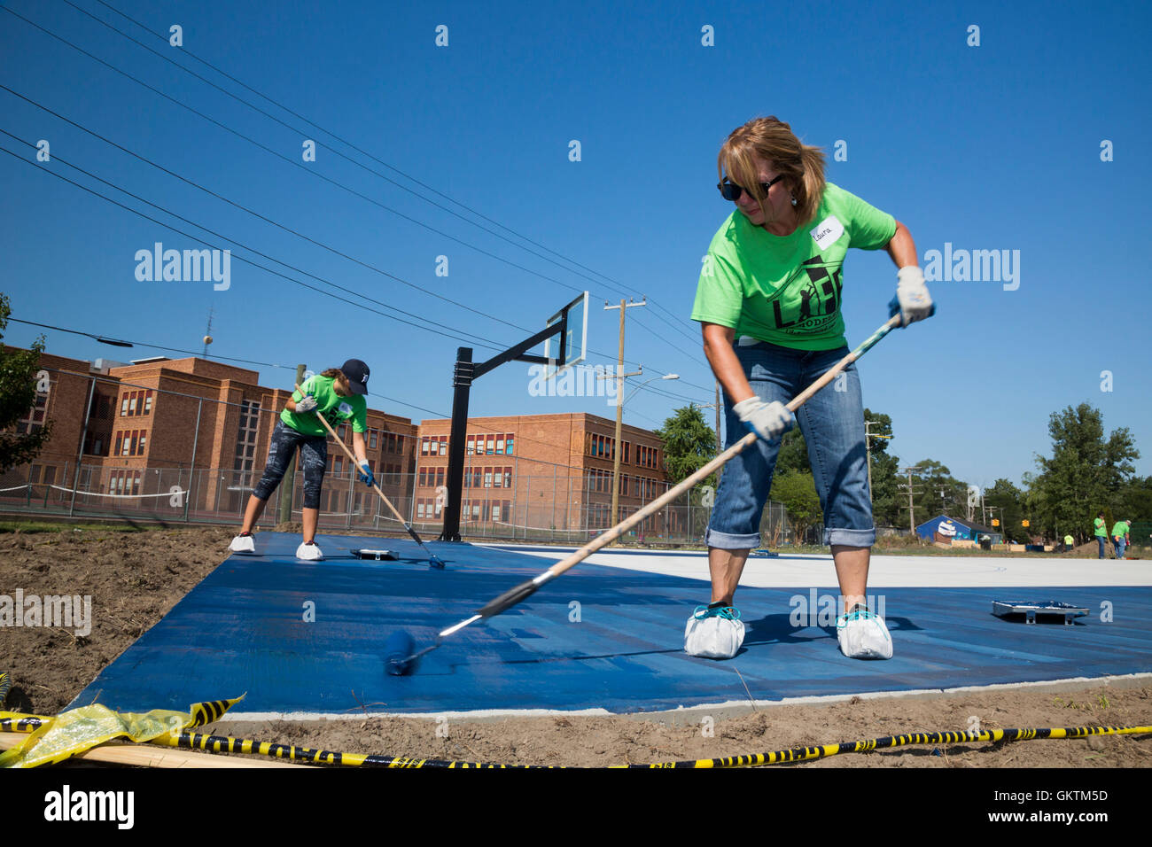 Detroit, Michigan - Volontari rinnovare un parco giochi a Denby High School. Foto Stock