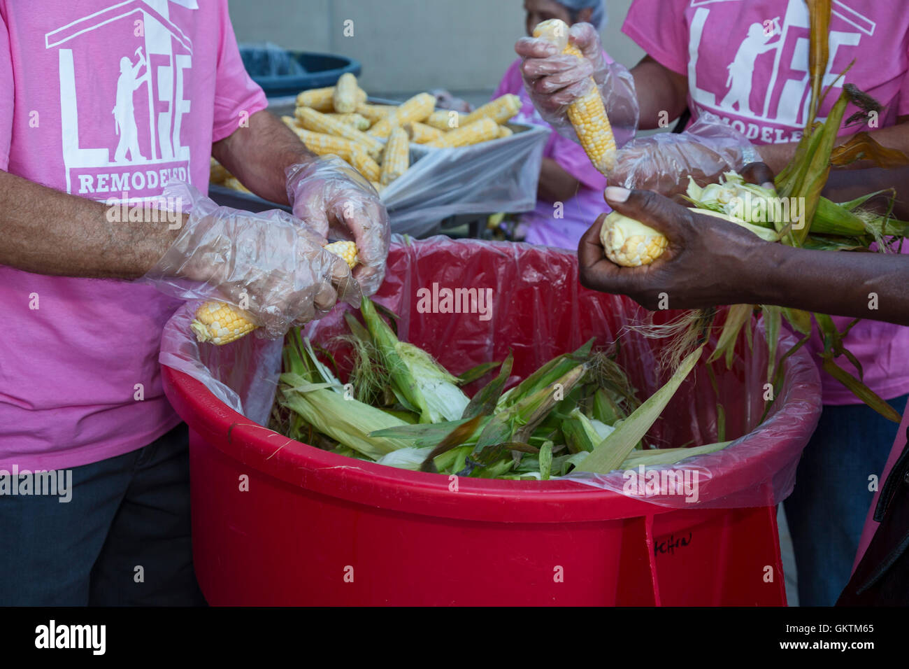 Detroit, Michigan - Persone a preparare il pranzo a Denby High School per volontari facendo di miglioramento della comunità di lavoro. Foto Stock