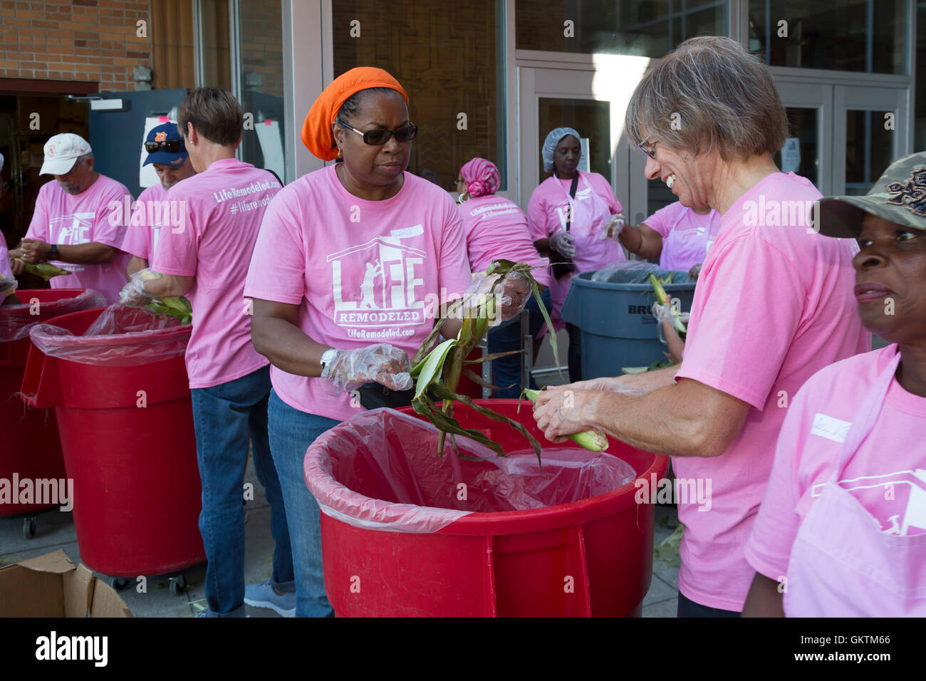 Detroit, Michigan - Persone a preparare il pranzo a Denby High School per volontari facendo di miglioramento della comunità di lavoro. Foto Stock