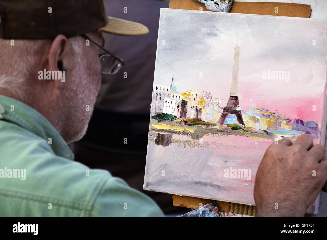 Parigi, Francia - 20 Aprile 2015: un artista disegno alla Place du Tertre, un laboratorio a cielo aperto con i suoi 288 pittori ufficiali su Mon Foto Stock
