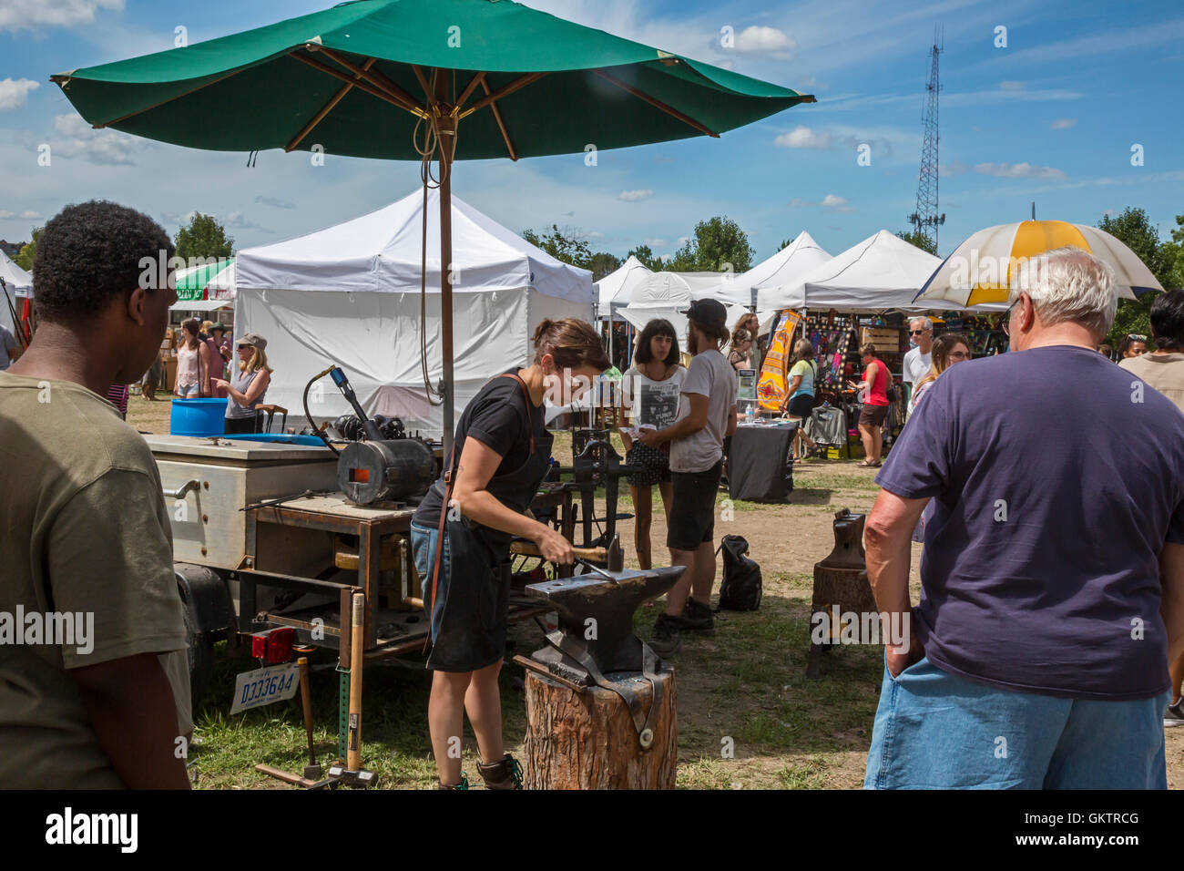 Detroit, Michigan - un artista metallurgica dimostra il suo lavoro presso la Belle Isle Fiera d'arte. Foto Stock