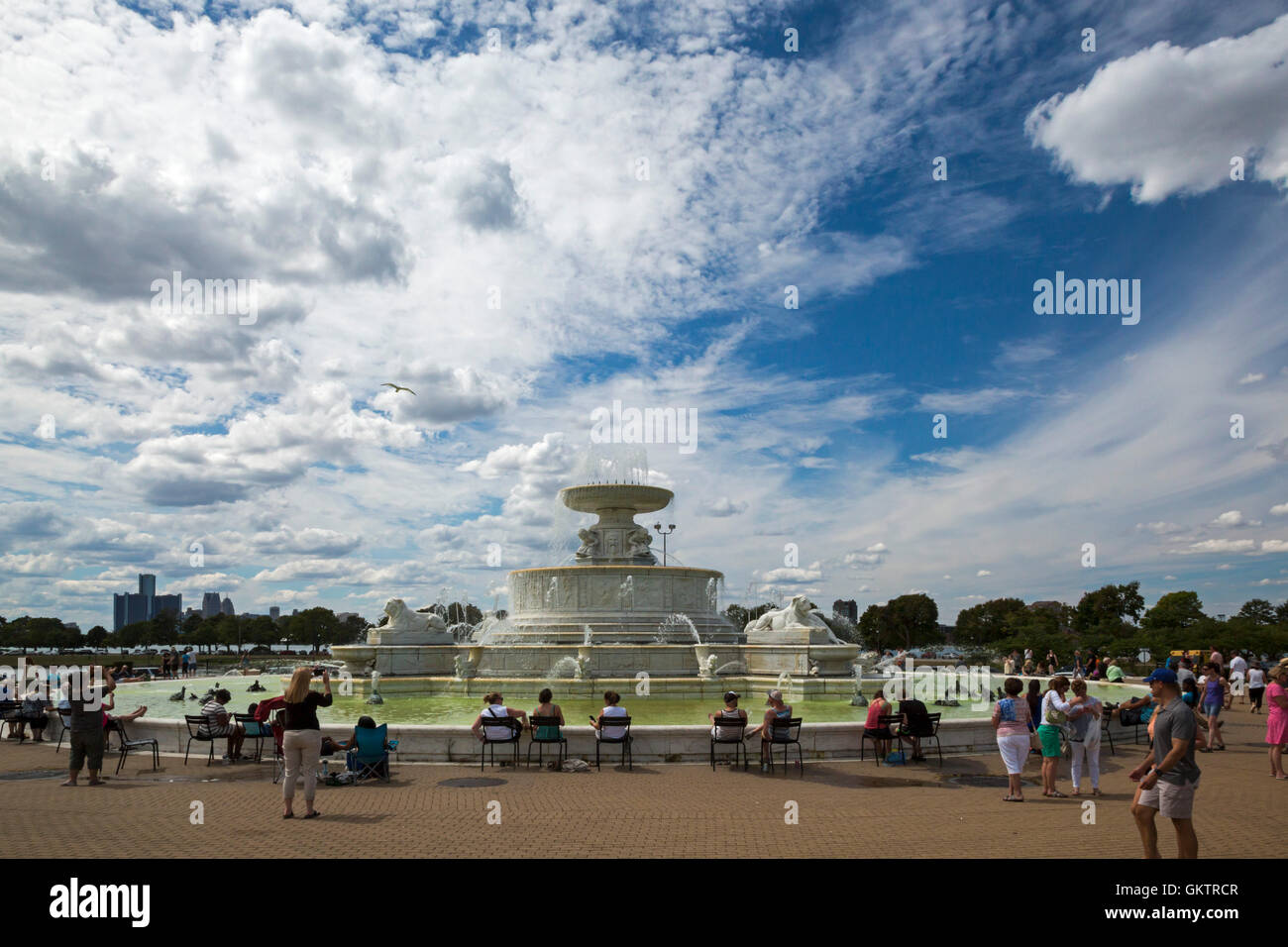 Detroit, Michigan - le persone a rilassarsi intorno a Scott fontana sulla Belle Isle su un estate domenica pomeriggio. Foto Stock