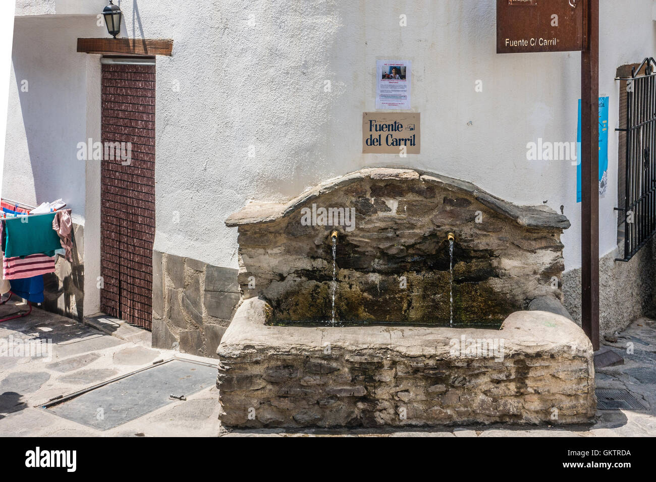 Fuente del Carril fontana situata su un angolo di strada in Capileira, Spagna, un "villaggio bianco.' Capileira è in provincia di Granada. Foto Stock Fuente del Carril fontana situata su un angolo di strada in Capileira, Spagna, un "villaggio bianco.' Capileira è in provincia di Granada. Foto Stock
