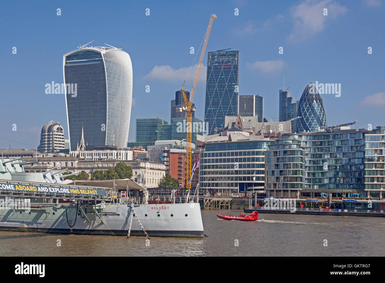 Una vista della città di Londra e del Tamigi dalla Regina Elisabetta a piedi sulla banca del sud Foto Stock