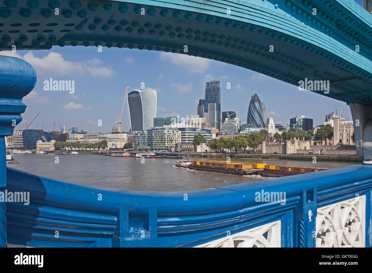 Una vista della città di Londra e il Tamigi da Tower Bridge Foto Stock