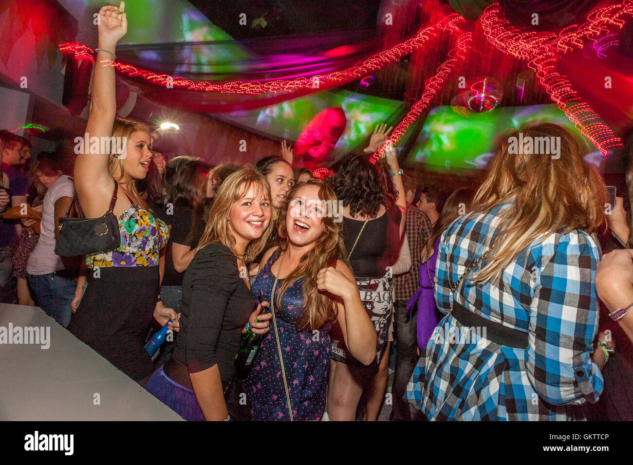 I giovani in attesa di un personal performance sul palco dell'artista noto come esempio. Foto Stock