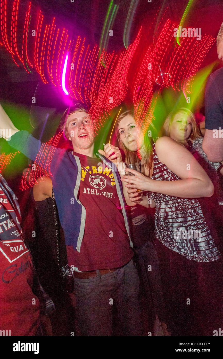 I giovani in attesa di un personal performance sul palco dell'artista noto come esempio. Foto Stock