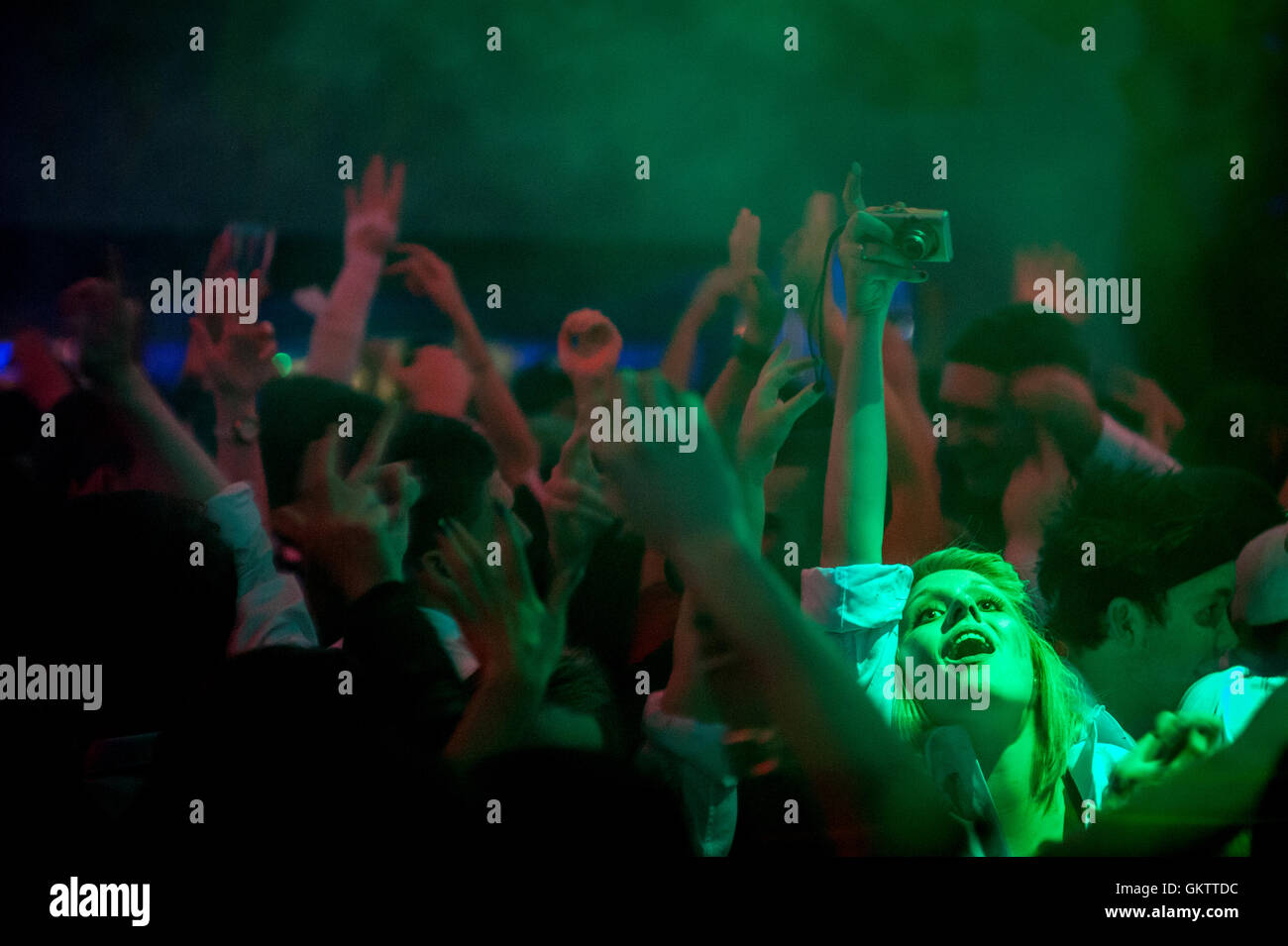 I giovani in attesa di un personal performance sul palco dell'artista noto come esempio. Foto Stock