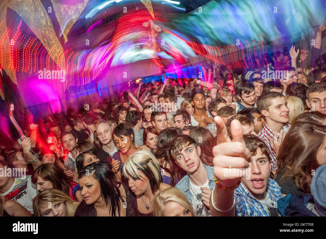 I giovani in attesa di un personal performance sul palco dell'artista noto come esempio. Foto Stock