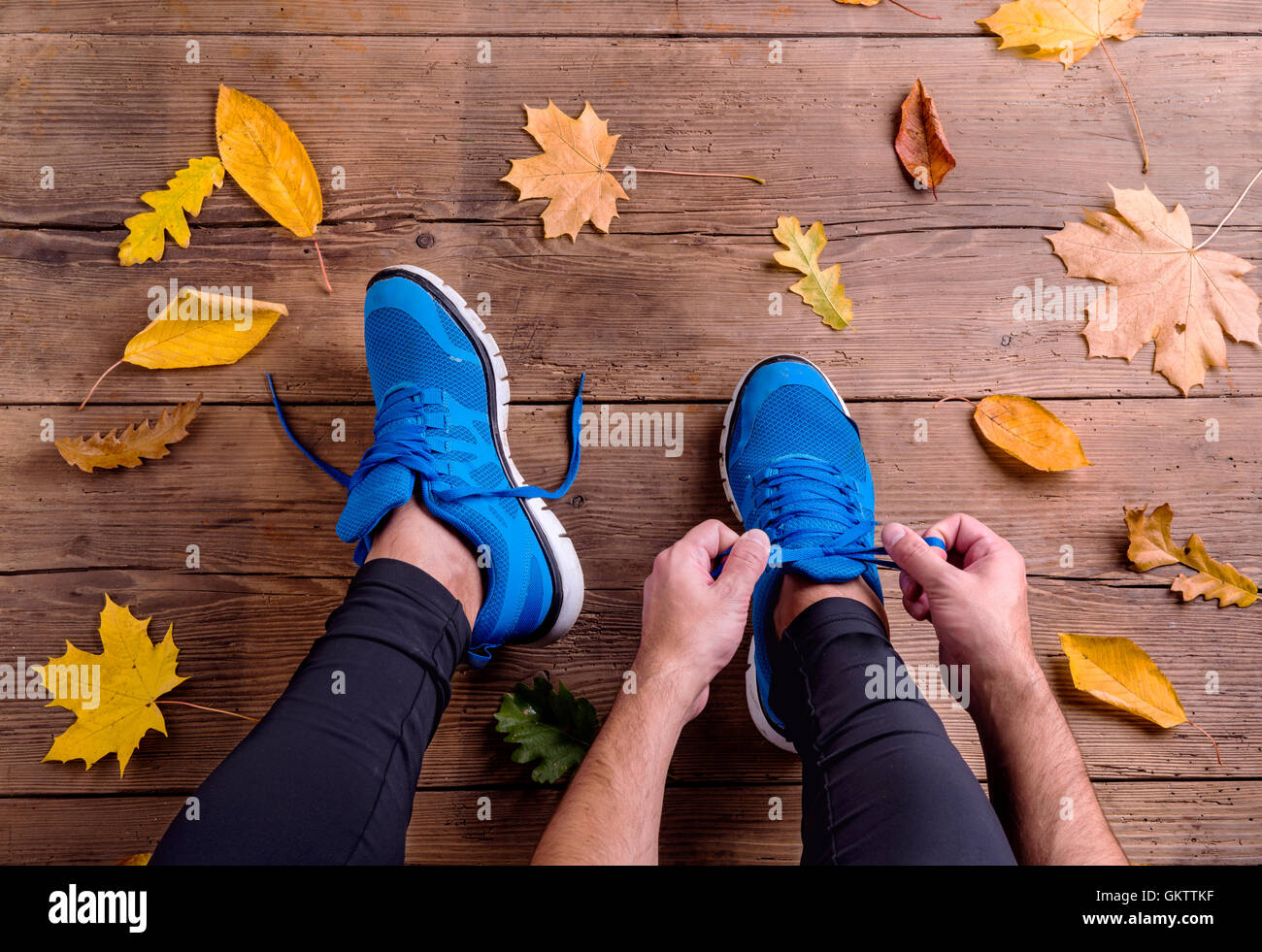 Irriconoscibile runner in calzature sportive la legatura lacci delle scarpe. In autunno le Foto Stock