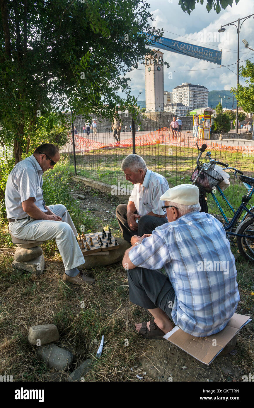Gli uomini che giocano a scacchi, un passatempo popolare in Albania, nel parco di Elbasan, Centrale L'Albania, Foto Stock