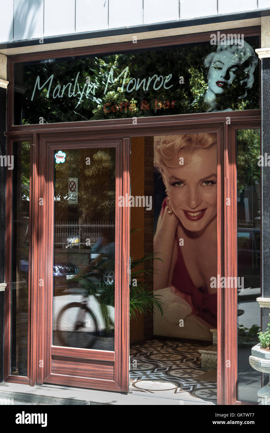 La Marilyn Monroe cafe bar sul Bulevard Republika, Korca, sud est Albania. Foto Stock