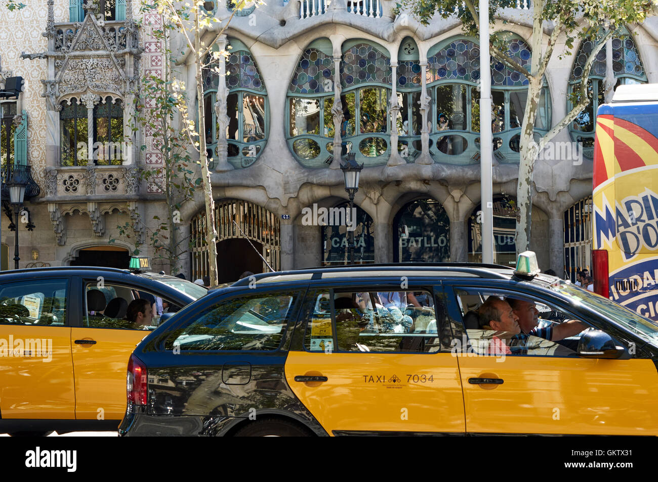 I taxi di fronte Casa Batllo (Gaudi Casa di ossa) sul Passeig de Gràcia, barcellona catalogna Foto Stock