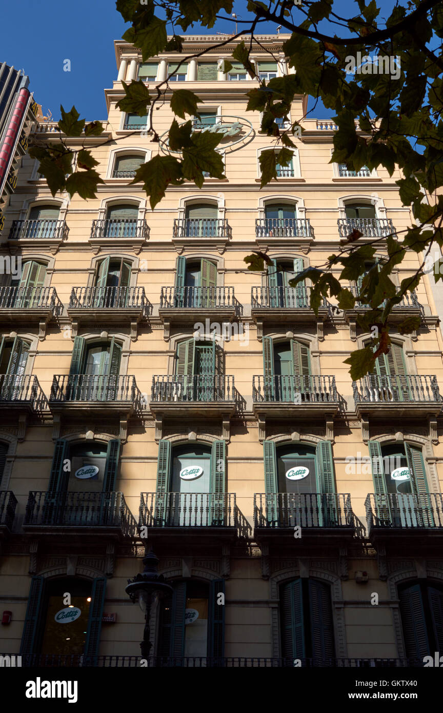 Tradizionale di windows e persiane su un edificio nel centro di Barcellona, in Catalogna, nei pressi di Plaça de Catalunya, Barcelona, Spagna. Foto Stock