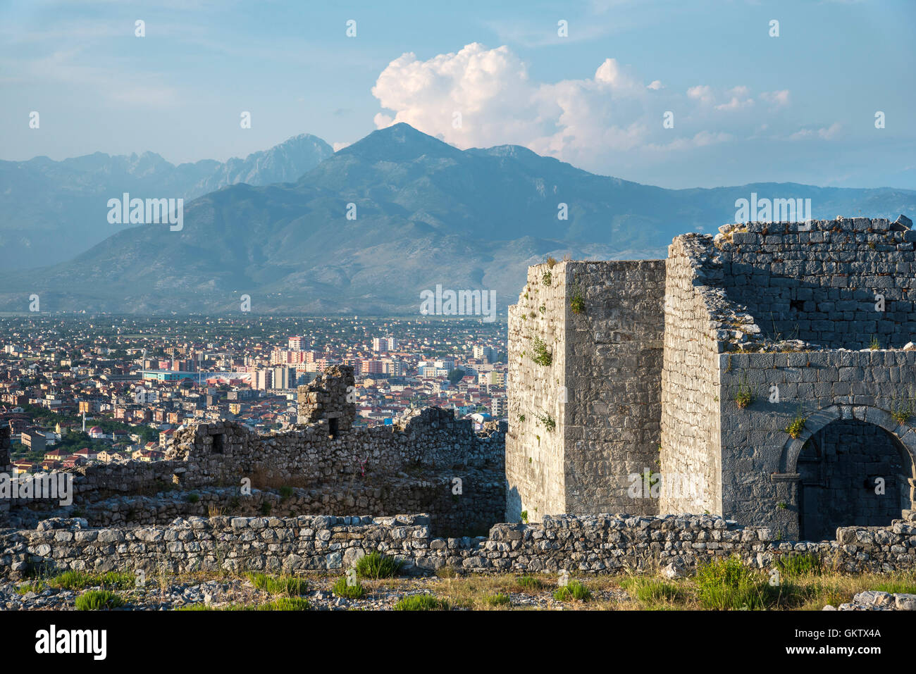 Cerca in tutta la città di Shkodra dalle mura del castello di Rozafa con Alpi Dinariche in background Shkodra, Alb settentrionale Foto Stock