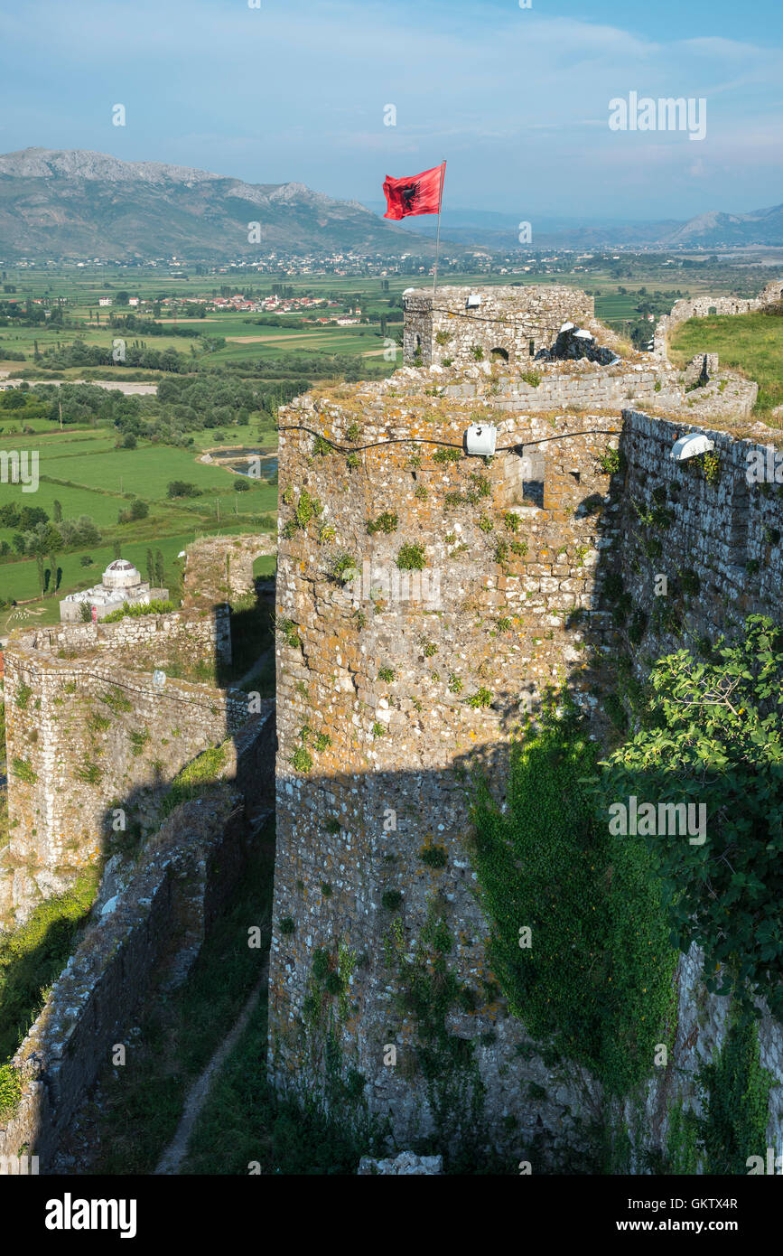 Le mura del castello di Rozafa con la valle del fiume Drin in background, Shkodra, l'Albania settentrionale. Foto Stock