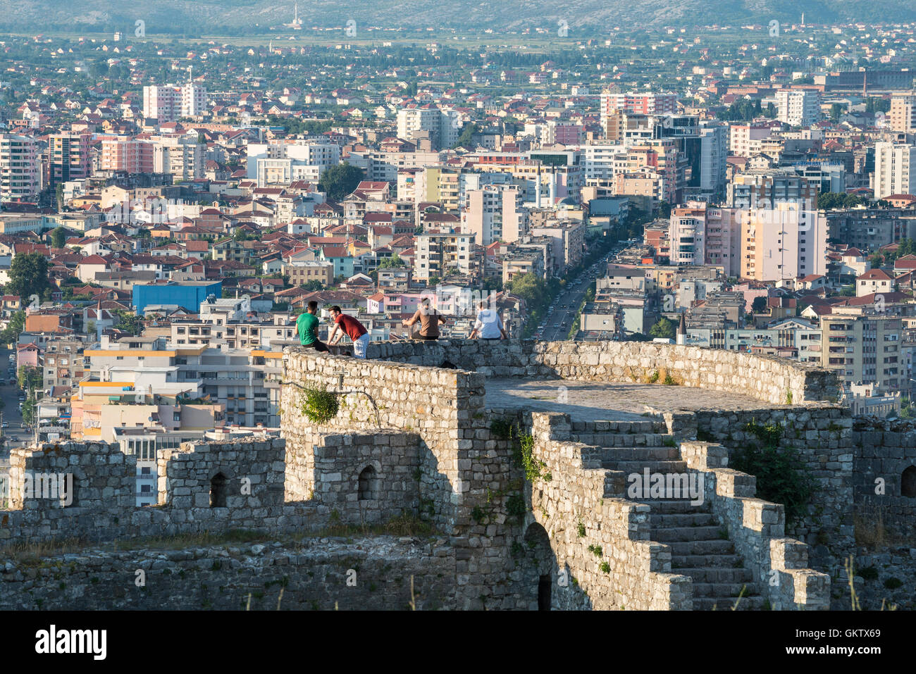 Guardando verso il basso sulla città di Shkodra dalle mura del castello di Rozafa, Shkodra, l'Albania settentrionale. Foto Stock